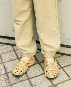 Keen Men's Yogui Arts Clog X THC | Caffe Latte Paisley -Shoes Haven Shop MYoguiArtsLifestylePDPSingleRight