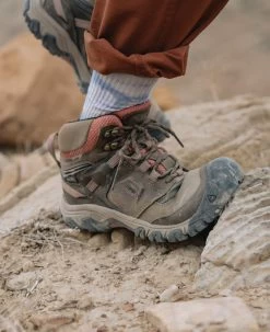 Keen Women's Ridge Flex Waterproof Boot | Timberwolf/Brick Dust -Shoes Haven Shop RidgeFlexPDPLifestyle2Family